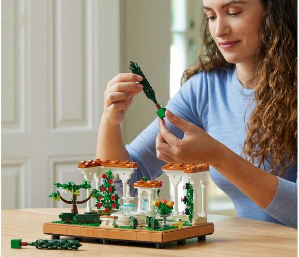 LEGO Icons 10359 Fontanna w ogrodzie - 1298067 - zdjęcie 6